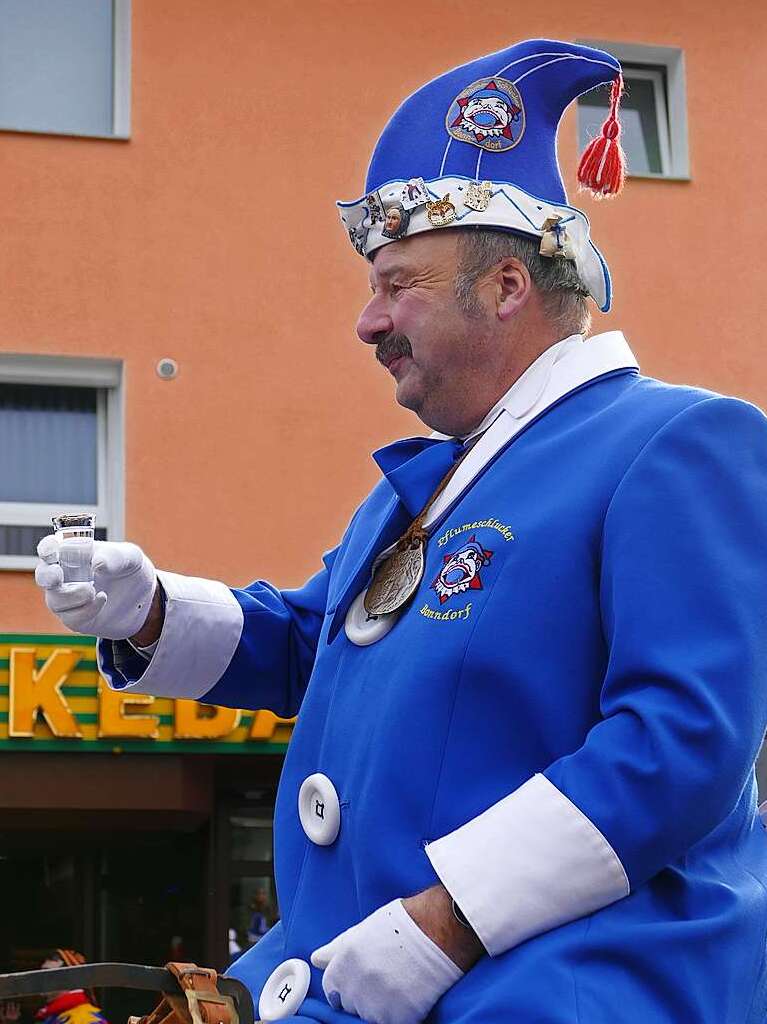 Ausgelassen starten die Pflumeschlucker beim Groen Narrensprung am Schmutzige Dunschdig in die Fastnachtszeit.