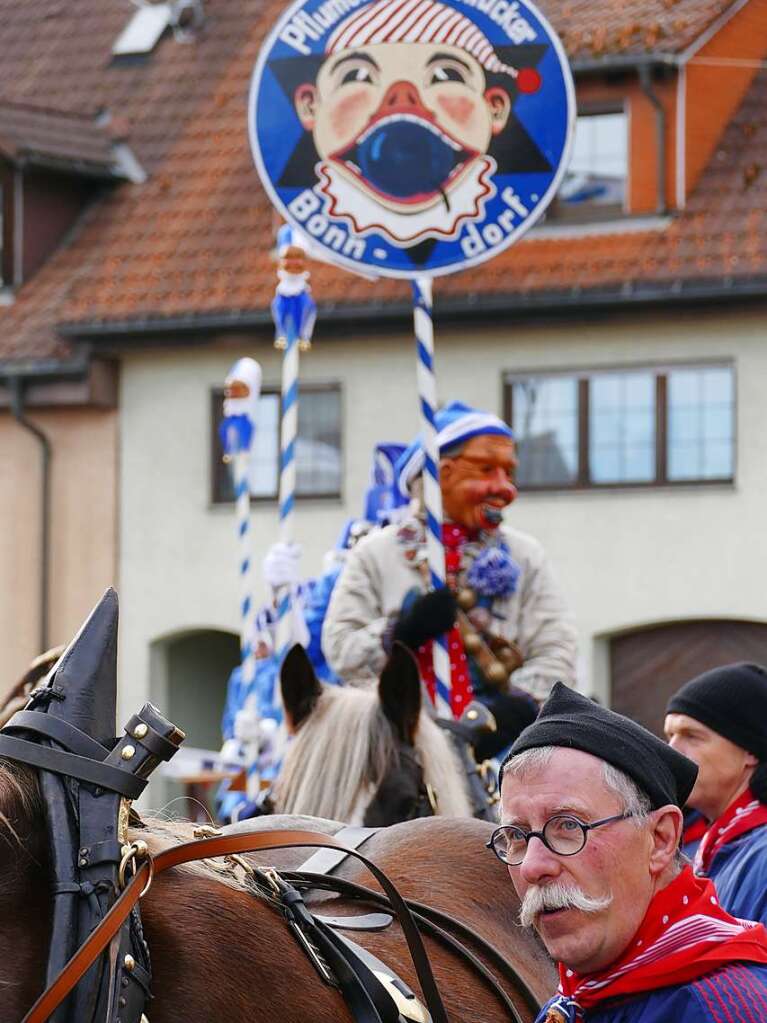 Ausgelassen starten die Pflumeschlucker beim Groen Narrensprung am Schmutzige Dunschdig in die Fastnachtszeit.