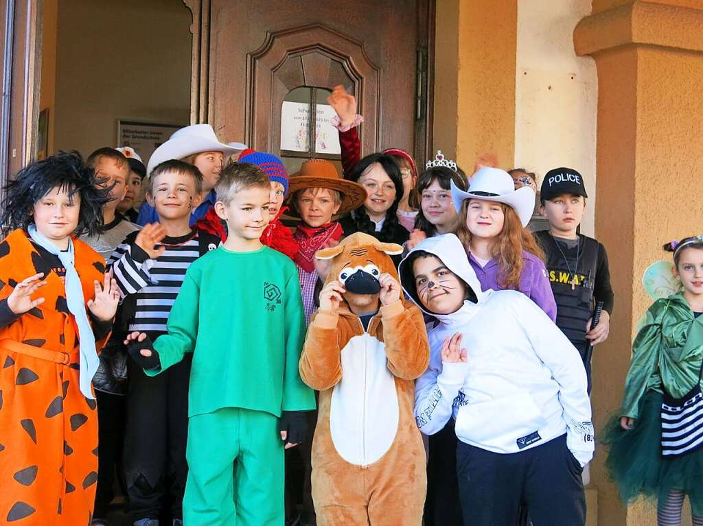 Was gibt es schneres als die Fastnacht? Die Bonndorfer Grundschler jubeln ber die Befreiung durch die Narren.