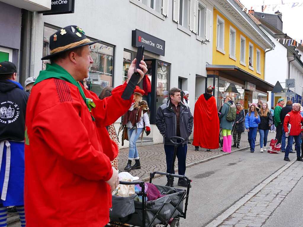 Ausgelassen starten die Pflumeschlucker beim Groen Narrensprung am Schmutzige Dunschdig in die Fastnachtszeit.