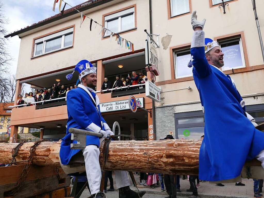 Ausgelassen starten die Pflumeschlucker beim Groen Narrensprung am Schmutzige Dunschdig in die Fastnachtszeit.