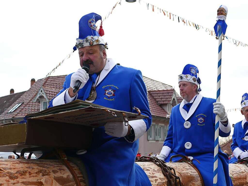 Ausgelassen starten die Pflumeschlucker beim Groen Narrensprung am Schmutzige Dunschdig in die Fastnachtszeit.