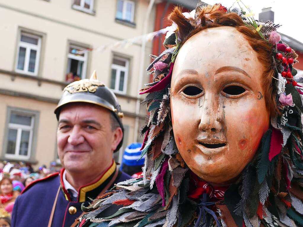 Narrenbolizei Alexander Wetz und Frank Wetz, der im Hs des Fotzili-Hansili steckt.