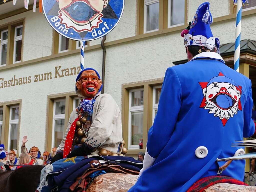 Ausgelassen starten die Pflumeschlucker beim Groen Narrensprung am Schmutzige Dunschdig in die Fastnachtszeit.