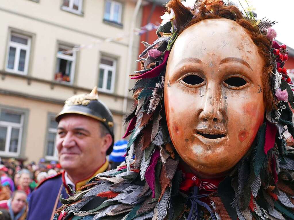 Narrenbolizei Alexander Wetz und Frank Wetz, der im Hs des Fotzili-Hansili steckt.