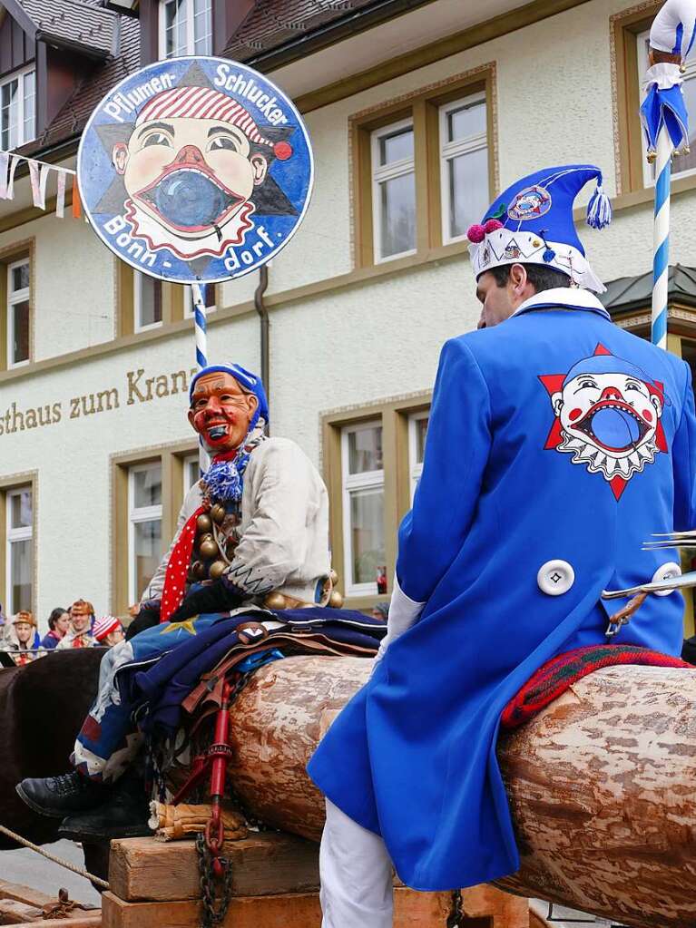 Ausgelassen starten die Pflumeschlucker beim Groen Narrensprung am Schmutzige Dunschdig in die Fastnachtszeit.