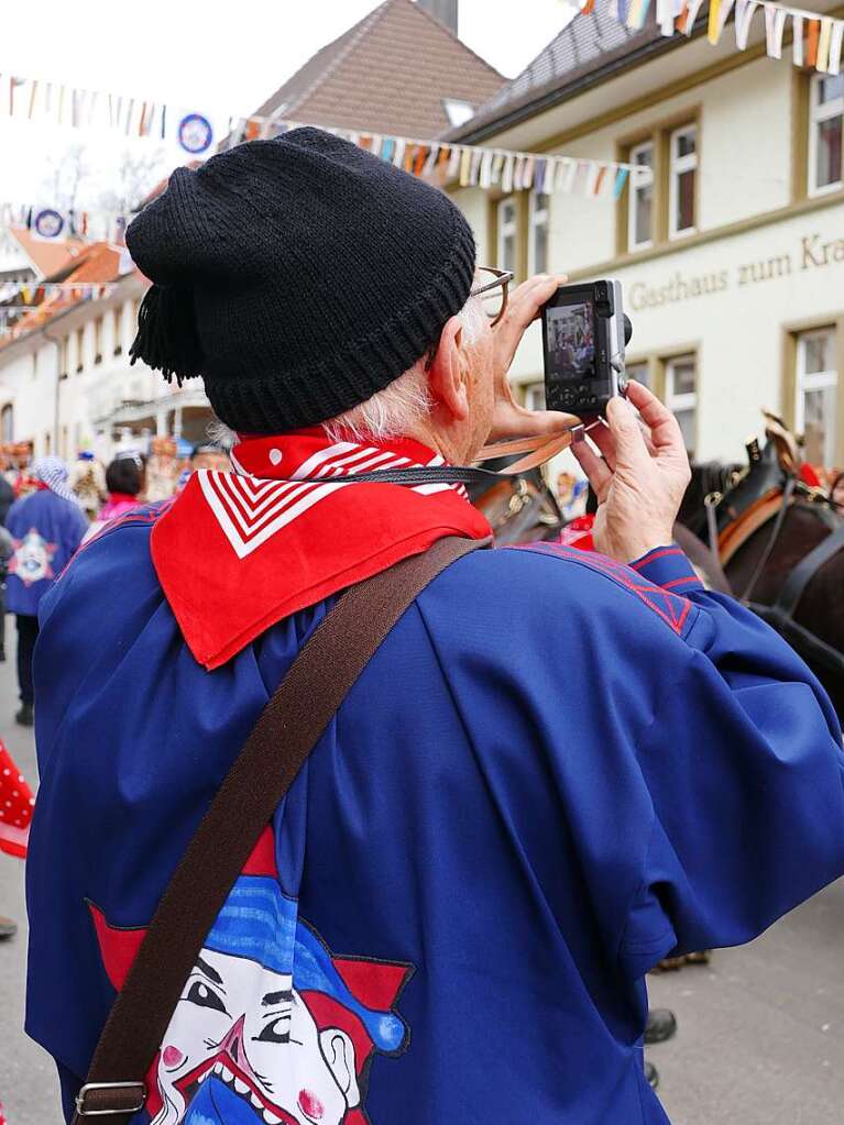 Ausgelassen starten die Pflumeschlucker beim Groen Narrensprung am Schmutzige Dunschdig in die Fastnachtszeit.