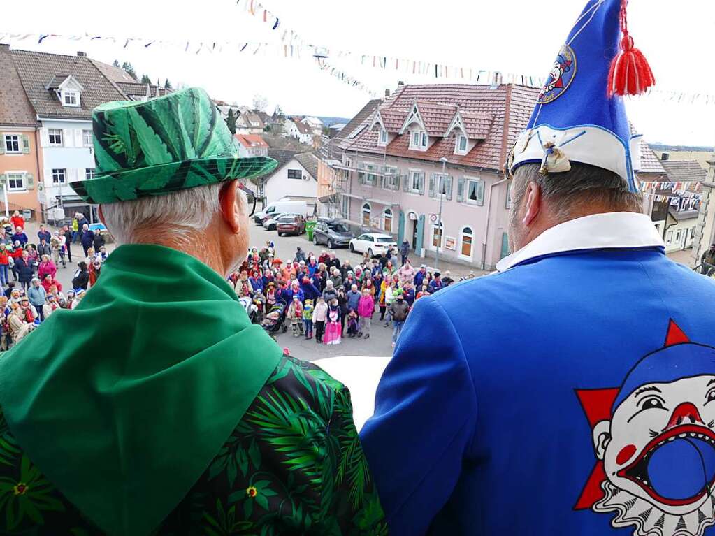 Ausgelassen starten die Pflumeschlucker beim Groen Narrensprung am Schmutzige Dunschdig in die Fastnachtszeit.