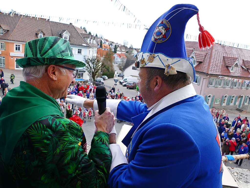 Ausgelassen starten die Pflumeschlucker beim Groen Narrensprung am Schmutzige Dunschdig in die Fastnachtszeit.