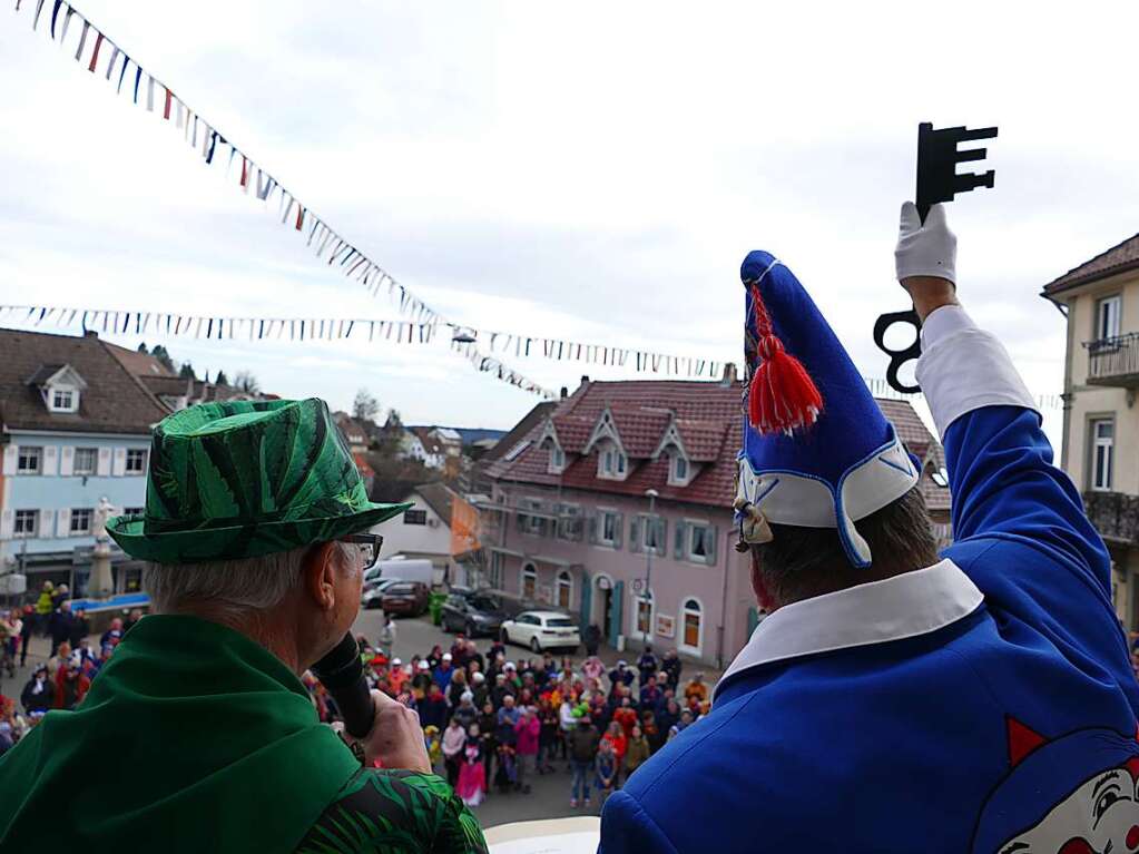 Das gute Stck in Narrenhand – Narrenvater Clemens Podeswa hat sich den Rathausschlssel gesichert.