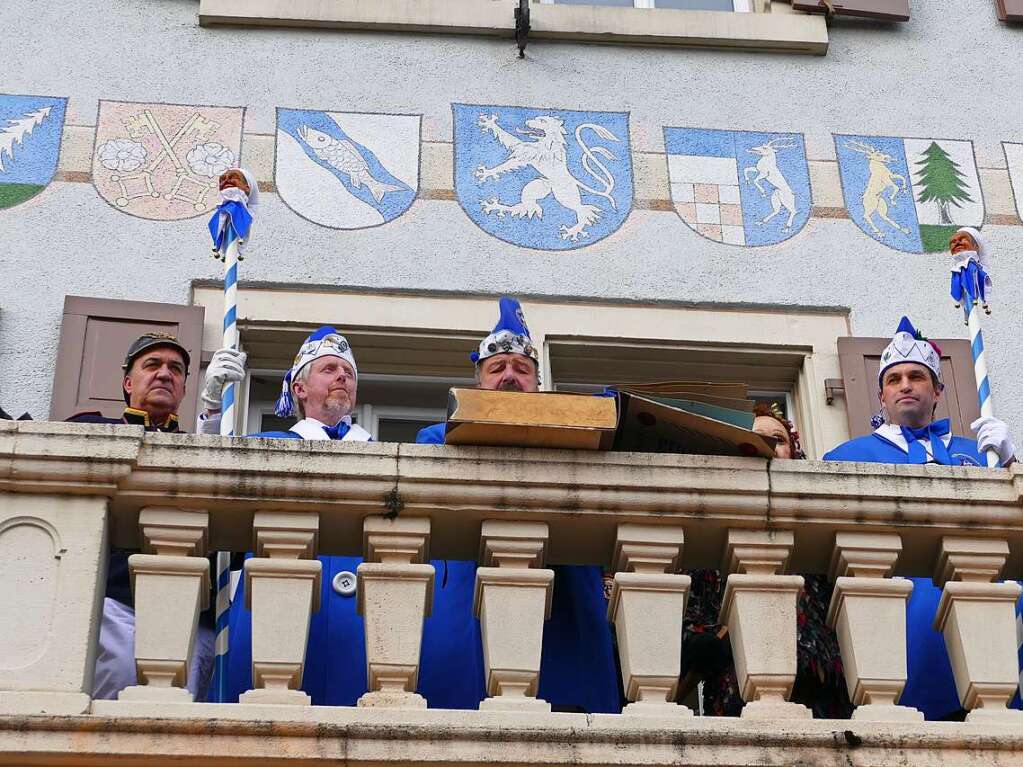 Ausgelassen starten die Pflumeschlucker beim Groen Narrensprung am Schmutzige Dunschdig in die Fastnachtszeit.