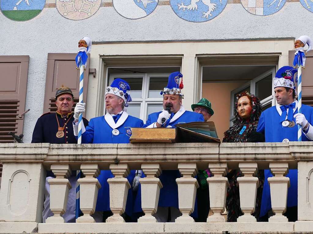 Ausgelassen starten die Pflumeschlucker beim Groen Narrensprung am Schmutzige Dunschdig in die Fastnachtszeit.