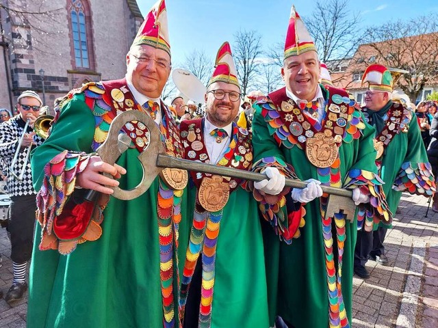 Sie haben, was sie wollen: Die Zunftme... (von links) mit dem Rathausschlssel.  | Foto: Dirk Sattelberger