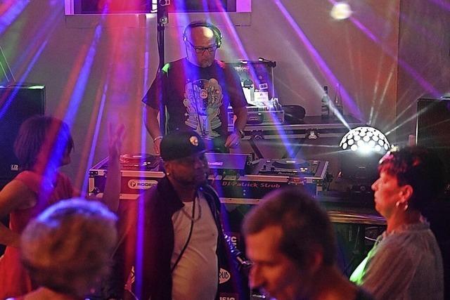 DJ Patrick Strub legt bei der 40 plus Groove Dance Party im Schlachthof auf