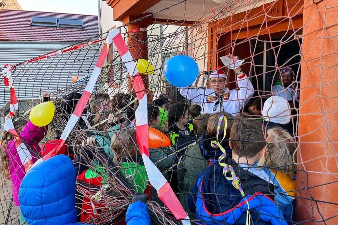 Das Netz am Hugstetter Rathaus hält den Narren nicht stand.  | Foto: Mario Schöneberg