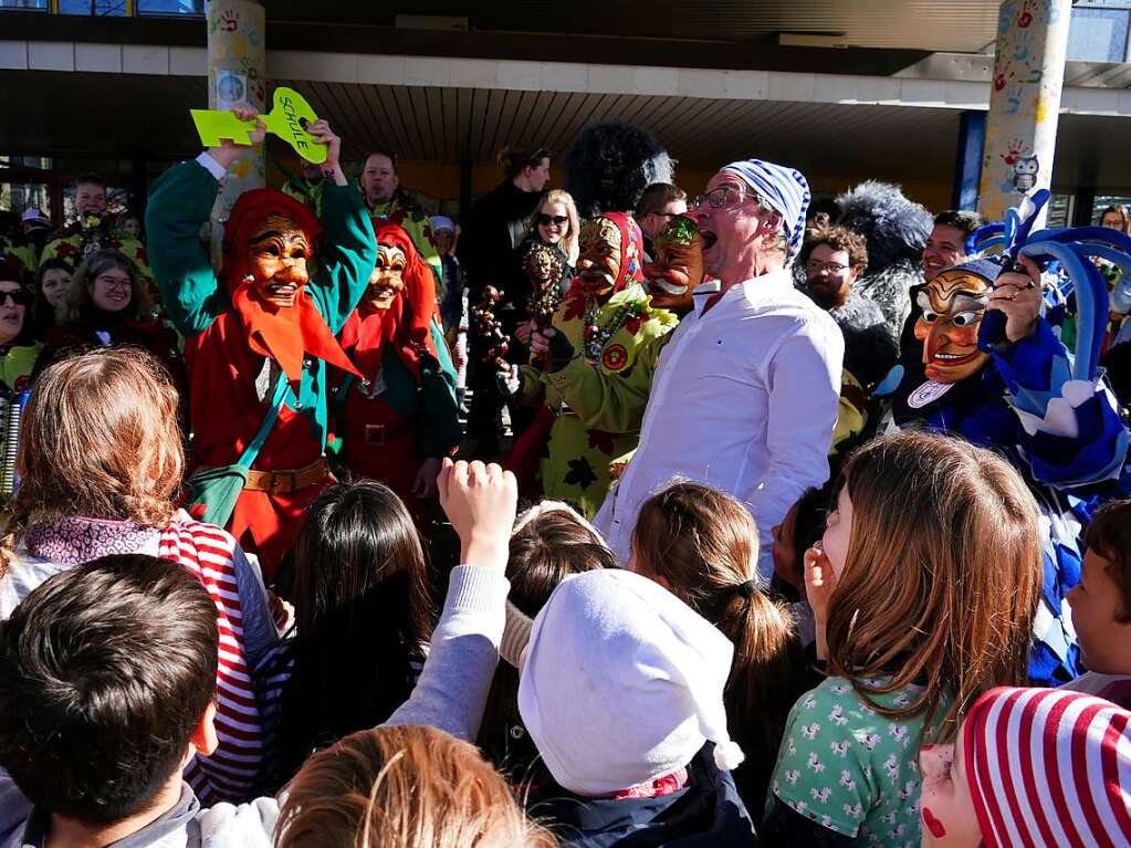 Unter Jubel beendeten sie an diesem Tag den Unterricht und schlossen die Schule hinter sich ab.