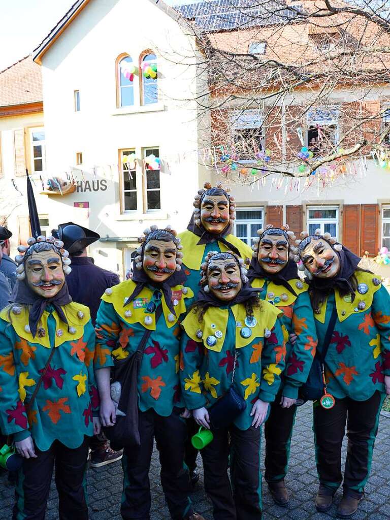 Ordentlich Lrm machten die Pfaffenweiler Narren rund um Schule, Kindergarten und Rathaus.