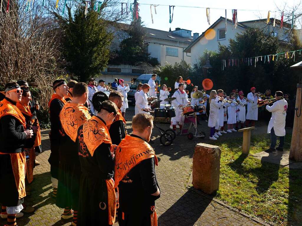 Ordentlich Lrm machten die Pfaffenweiler Narren rund um Schule, Kindergarten und Rathaus.