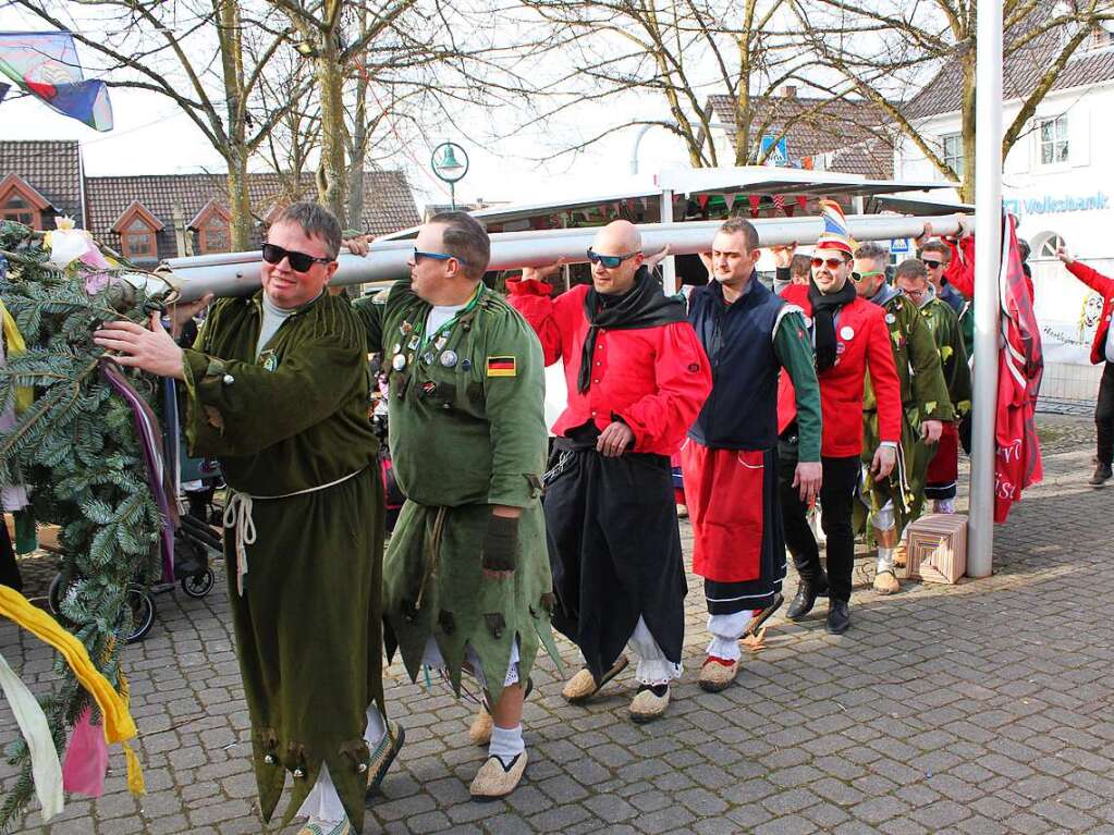 Die Narren beim Narrenbaumstellen