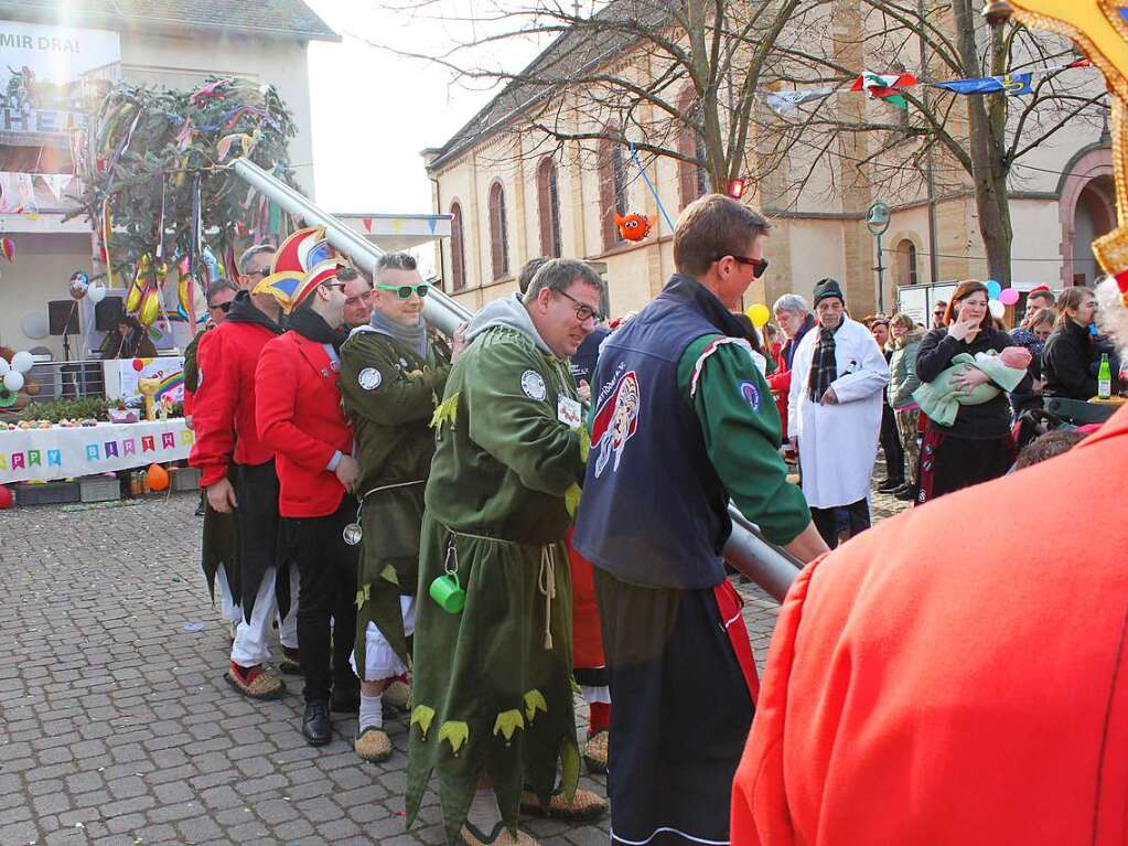 Die Narren beim Narrenbaumstellen