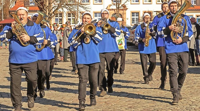 Begleitet von der Zunftmusik zogen Nar...am zur Machtbernahme vor das Rathaus.  | Foto: Wilfried Dieckmann