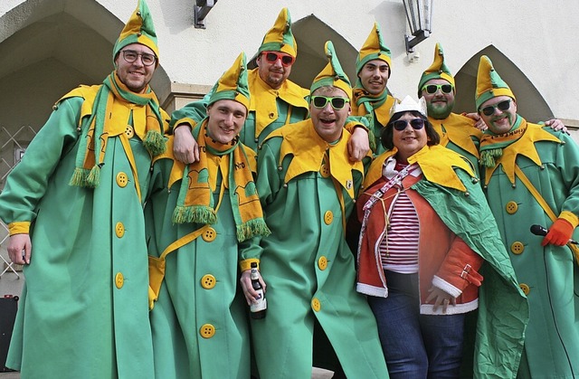 Pltzlich Prinzessin: Der Elfer nimmt ...rinzessin Bettina Gliese in die Mitte.  | Foto: Ingrid Mann