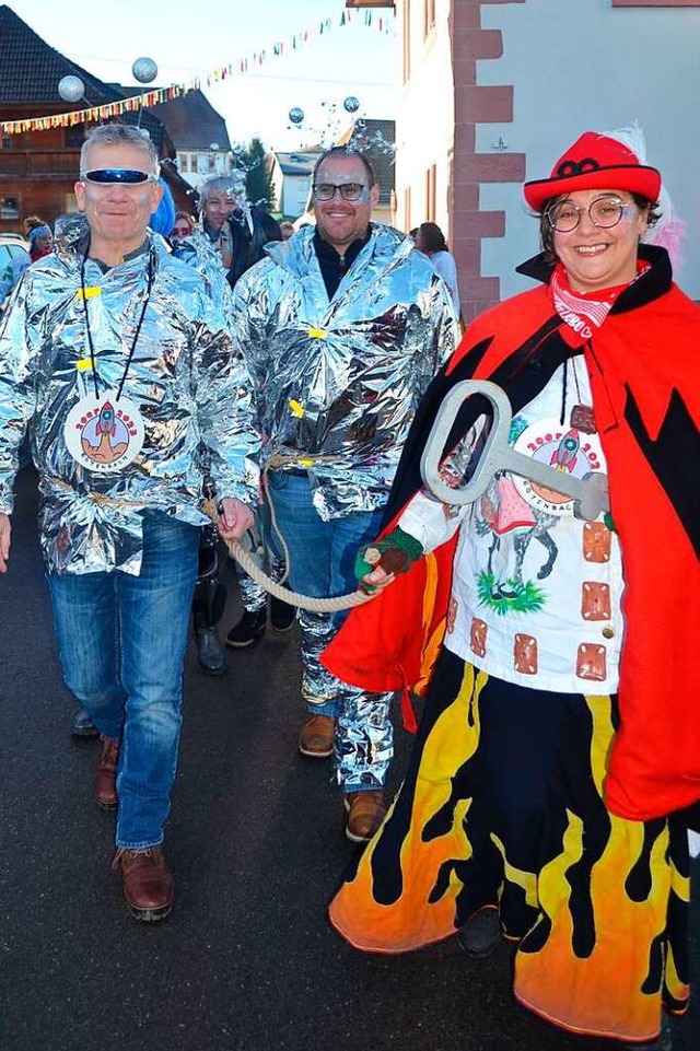 Narrenmutter  Evelyn Heer zieht das Rathausteam am Narrenseil durchs Dorf.   | Foto: Liane Schilling