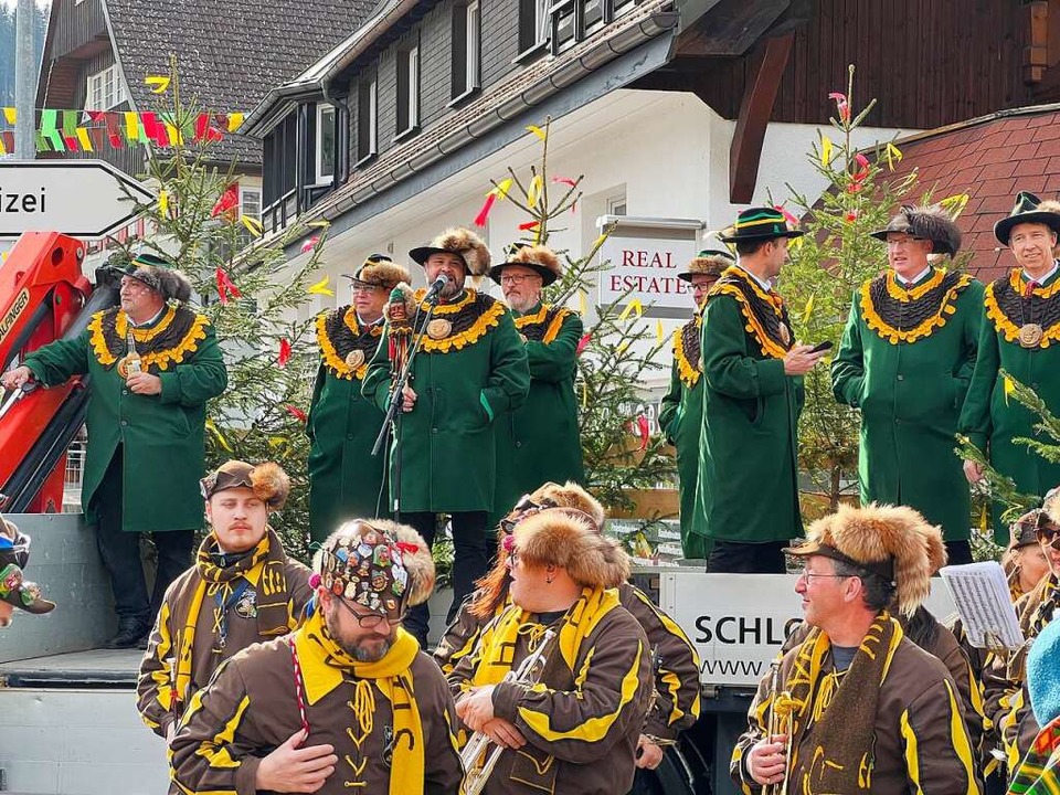 Die Narren Schlagen In Lenzkirch Das Rathausfenster Ein - Lenzkirch ...