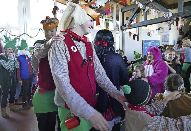 Hexen und  Harry Potters, Polizisten u...der Polonaise im Foyer der Schule an.   | Foto: Susanne Filz