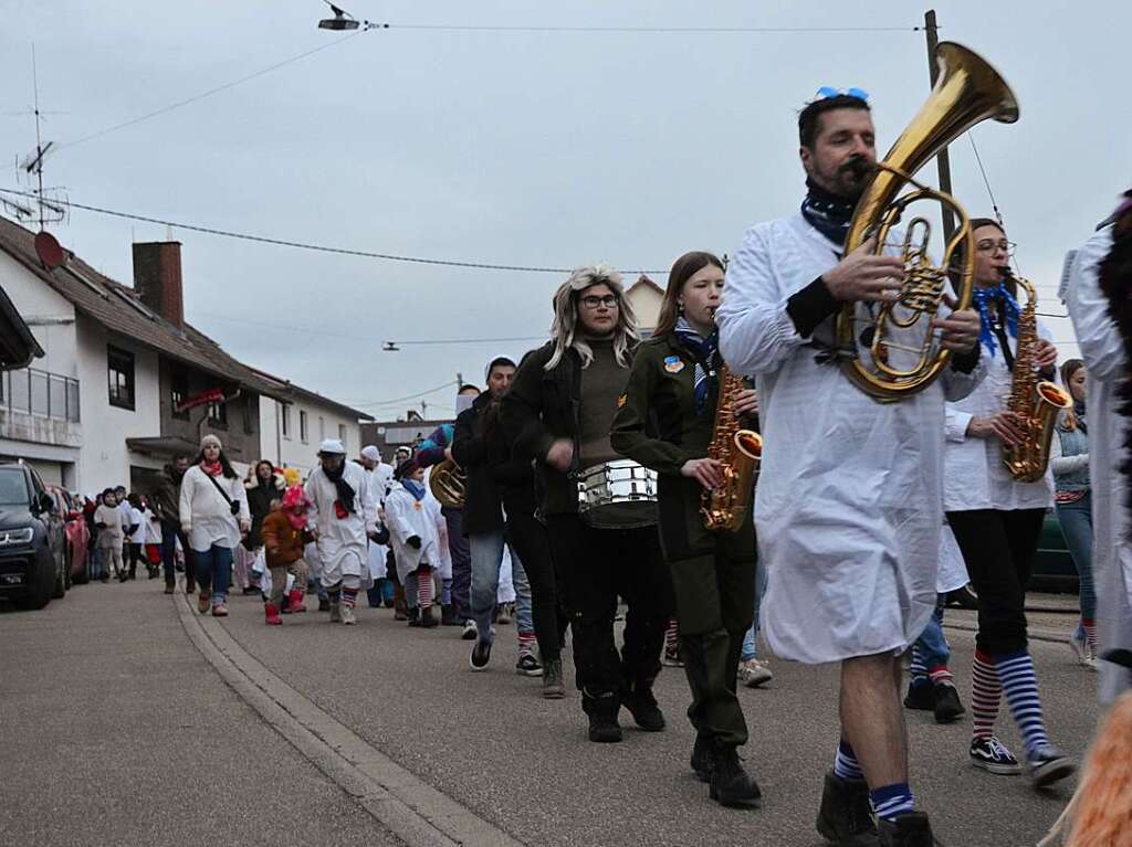 Mit Musik zog der Pulk durch die Straen von Freiamt.