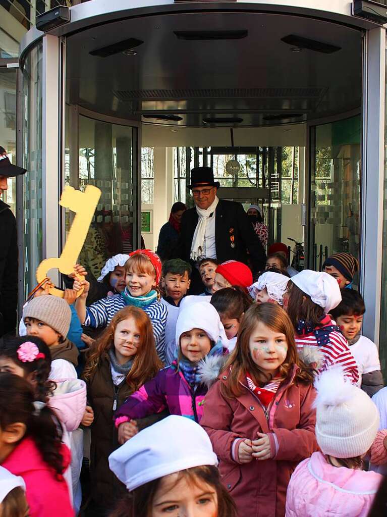 Die Kinder bernehmen das Emmendinger Rathaus von Stefan Schlatterer.