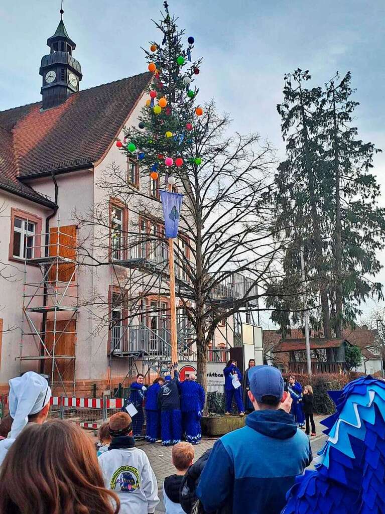 Die Brettenbach-Geister richten den Narrenbaum in Windenreute auf