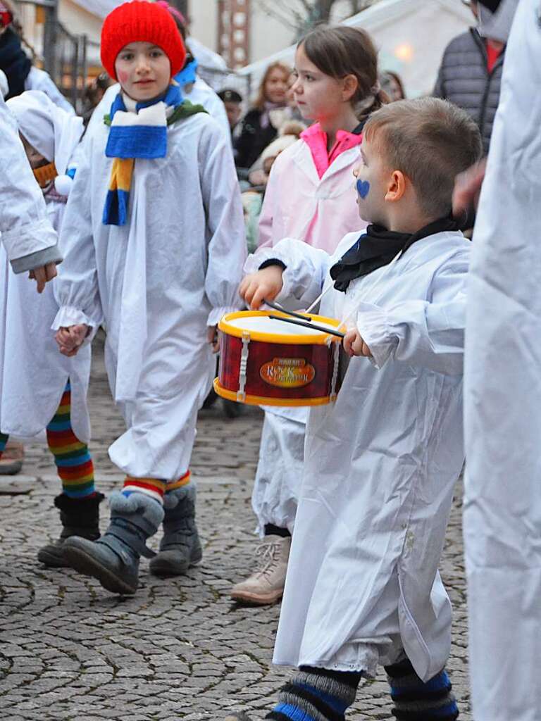 Vom Schlossplatz zum Alten Rathaus zogen die Kinder am Donnerstag durch Emmendingen.