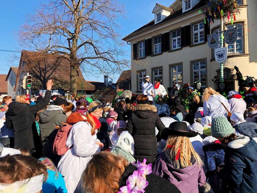 Der 26. Glimpenheimer Kinderumzug fand bei strahlendem Sonnenschein. Die Wassermer Znfte entmachten den Ortsvorsteher Sillmann.