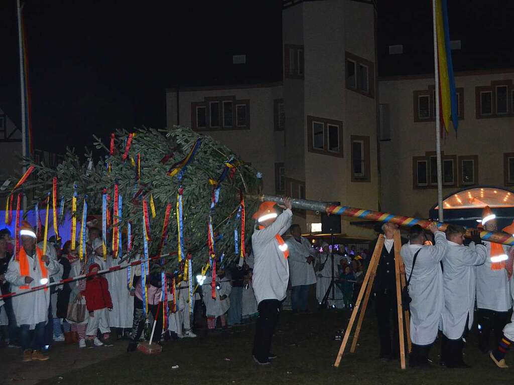 Abends stellten die lteren Hemdglunker dann den Narrenbaum.