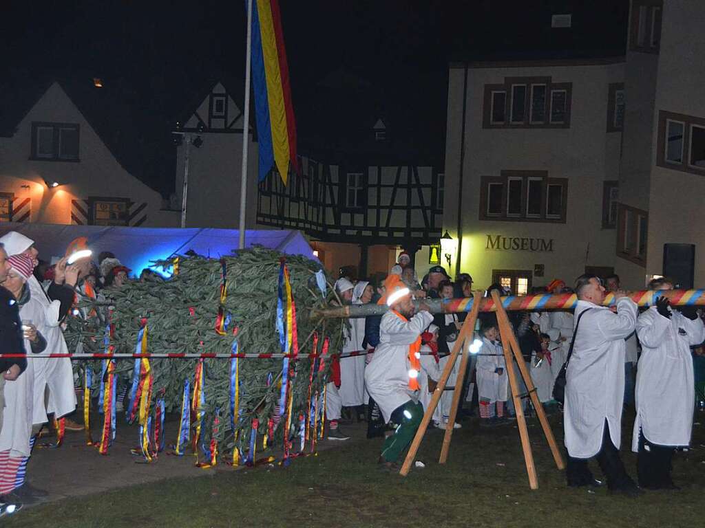 Abends stellten die lteren Hemdglunker dann den Narrenbaum.