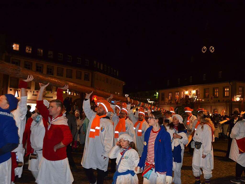 Abends stellten die lteren Hemdglunker dann den Narrenbaum.