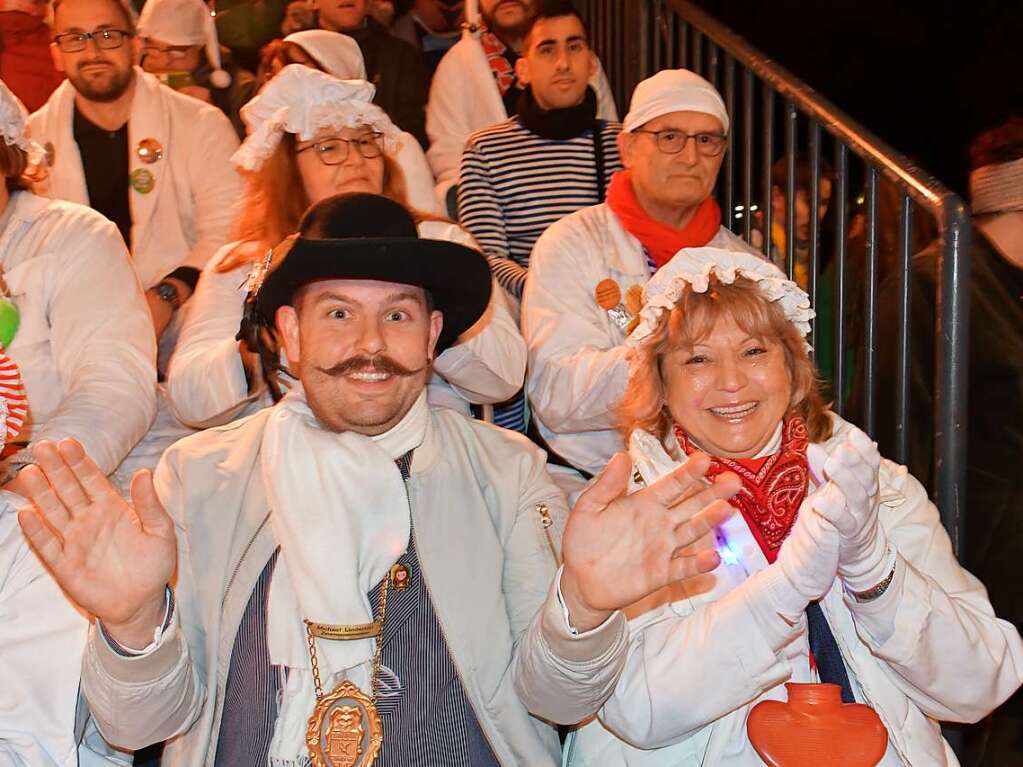 Der Hemdglunkiumzug und der Dllerschlgg lockte die Narren nach Lrrach.