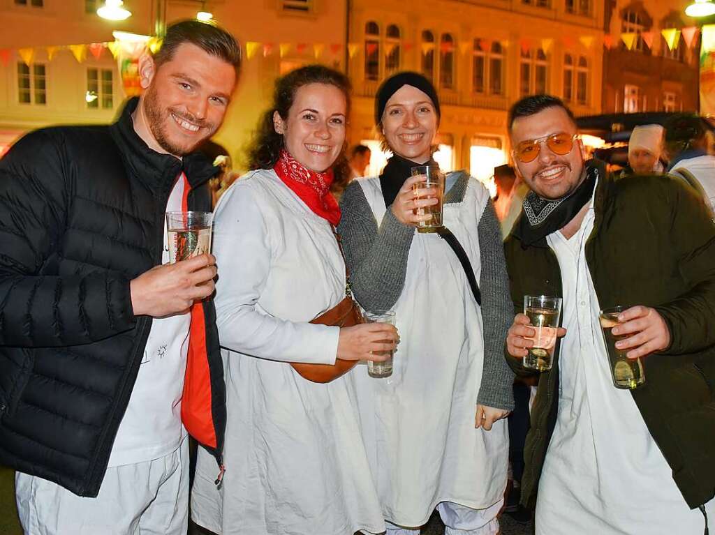 Der Hemdglunkiumzug und der Dllerschlgg lockte die Narren nach Lrrach.