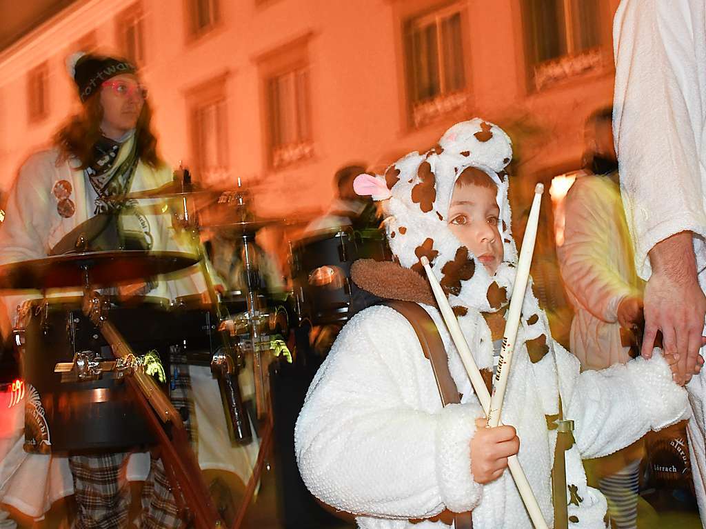 Der Hemdglunkiumzug und der Dllerschlgg lockte die Narren nach Lrrach.