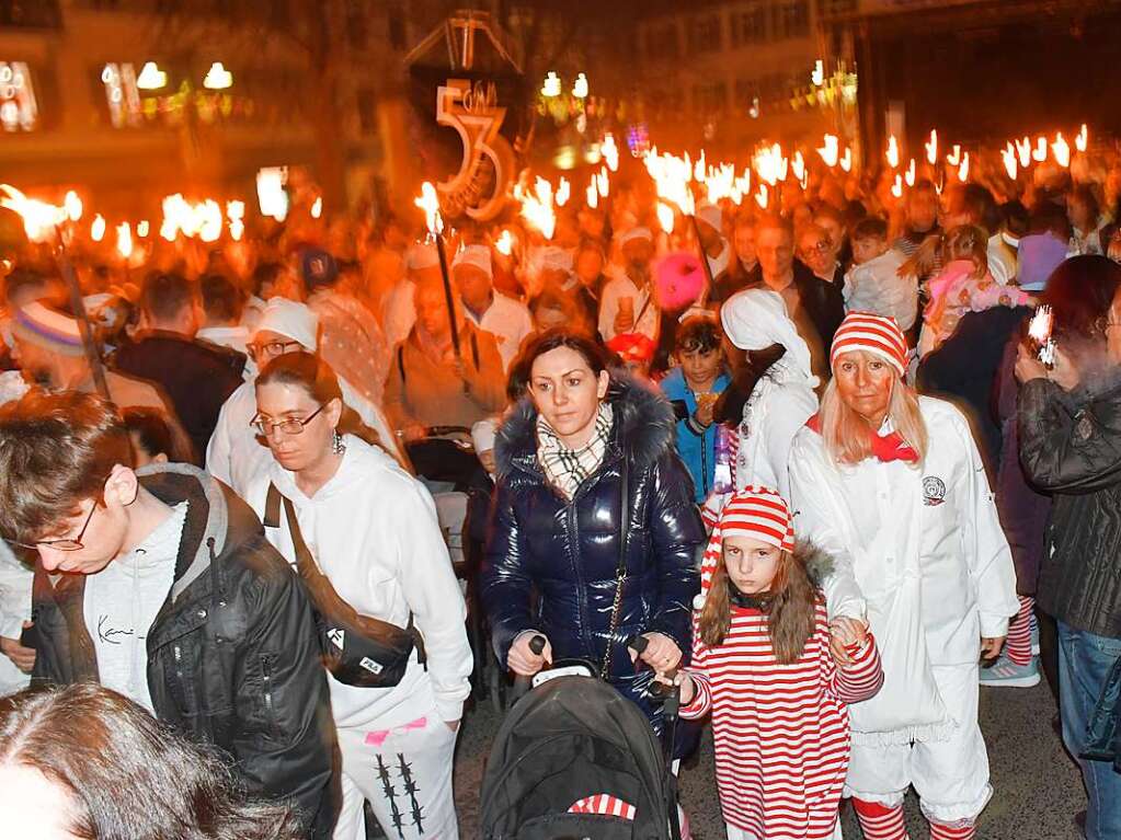 Der Hemdglunkiumzug und der Dllerschlgg lockte die Narren nach Lrrach.