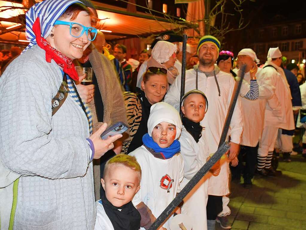 Der Hemdglunkiumzug und der Dllerschlgg lockte die Narren nach Lrrach.