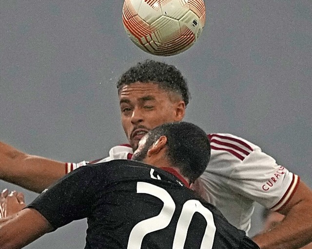 Ajax-Spieler Devyne Rensch gegen  Aissa Laidouni (20) von Union.  | Foto: Peter Dejong (dpa)