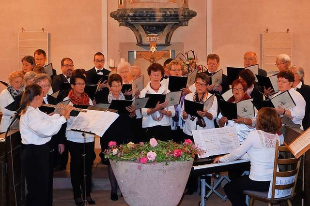 Der Chor bei einem Konzert im Jahr 2015 in der noch unrenovierten Kirche  | Foto: Evangelische Kirchengemeinden im Bleichtal