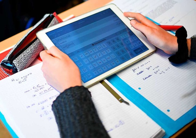 Schreiben  von Hand im Schulheft  steh...ad ist nur einen weiteres Hilfsmittel.  | Foto: Britta Pedersen