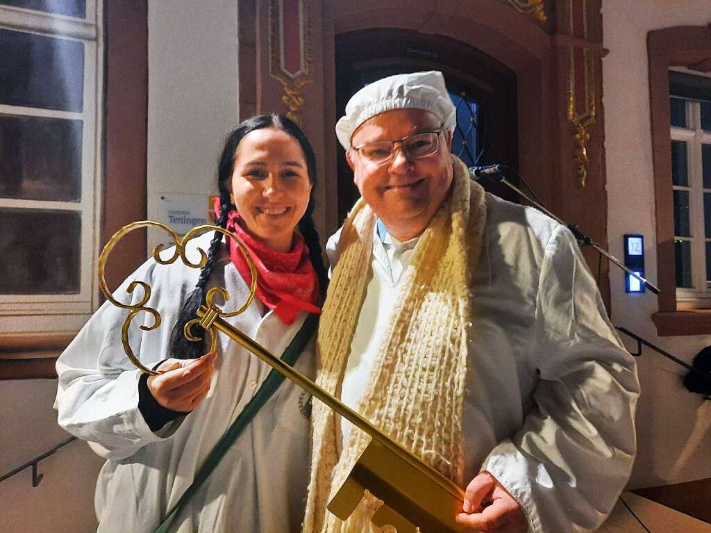 Teningens Brgermeister Heinz-Rudolf Hagenacker bergab die Schlsselgewalt fr das Rathaus an Eva Gasser.