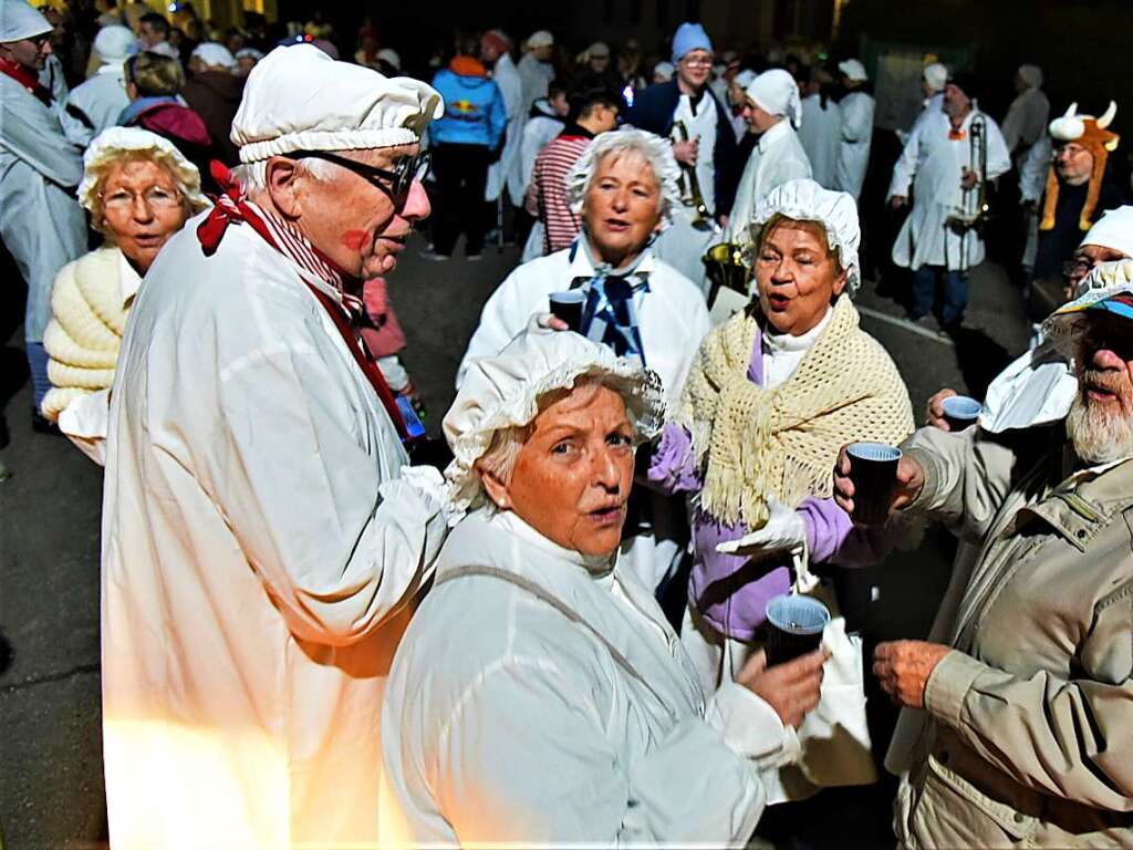 Hemdglunki in Hausen mit Machtbernahme durch die Narren und Prsentation der groen Laterne.