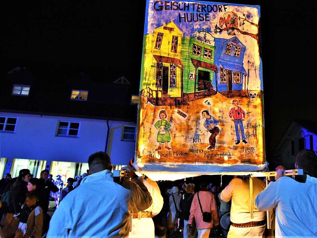 Hemdglunki in Hausen mit Machtbernahme durch die Narren und Prsentation der groen Laterne.