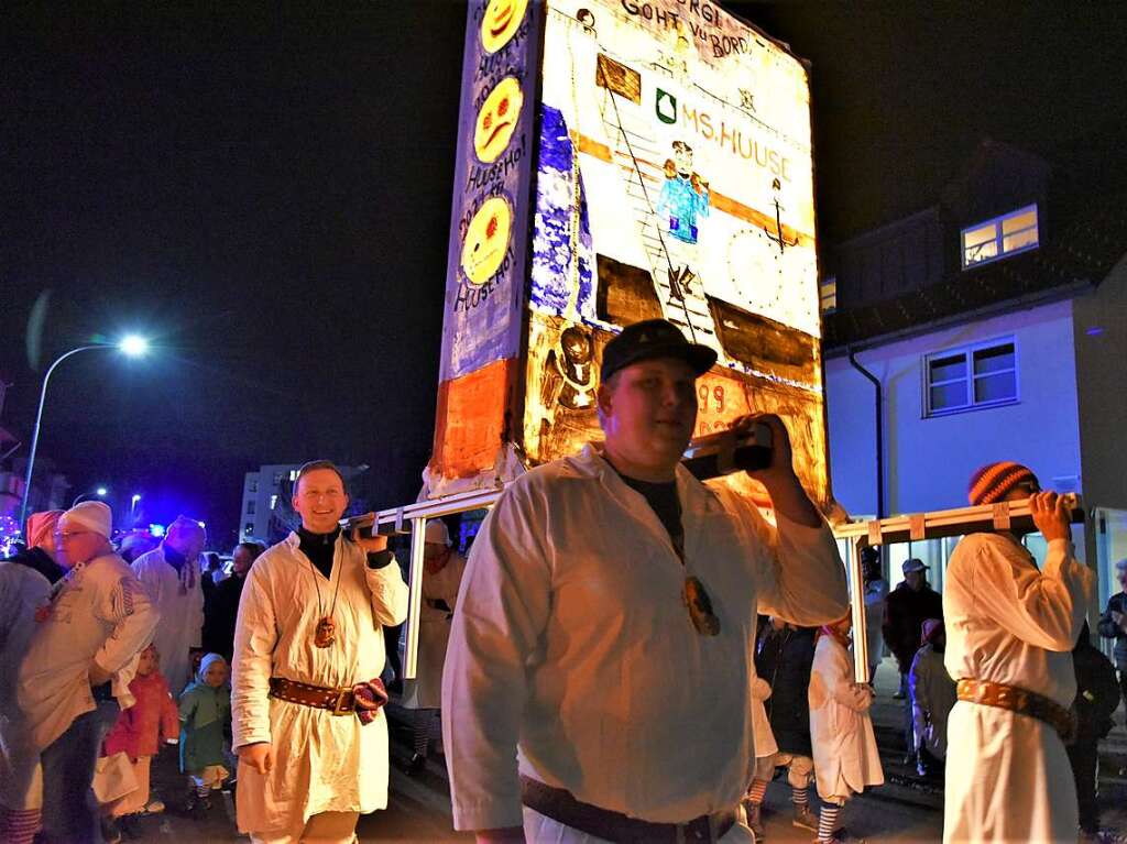 Hemdglunki in Hausen mit Machtbernahme durch die Narren und Prsentation der groen Laterne.