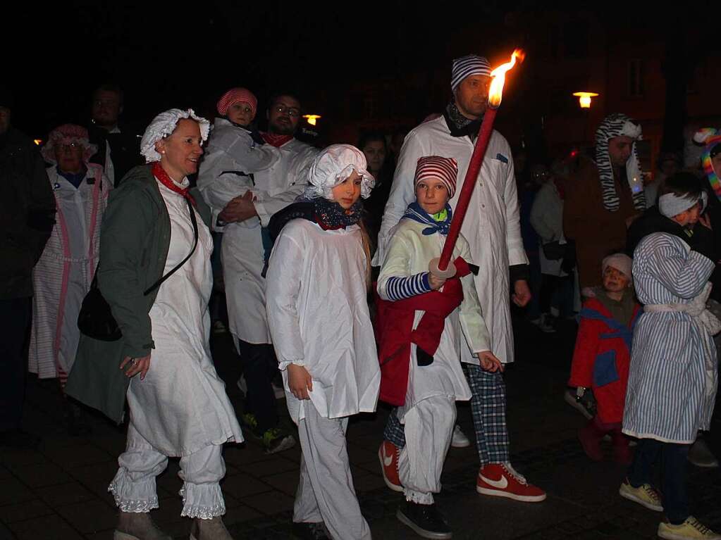 Hemdglunkiumzug in Schopfheim mit Fackeln.